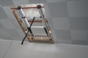 סולם טלסקופי מתקפל מאלומיניום בגובה 3.2 מטר, חשמלי, לדירה, עם ציר. - Product Image 3