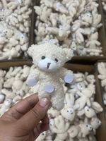 Ours en peluche doux et mignon pour présentation sur table de café