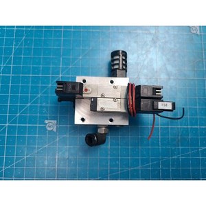 Vanne solénoïde double 4 voies Koganei A040-4E2-11W+040M2AJ-11W, utilisée comme pièce détachée pour équipement semi-conducteur Legacy - Product Image 2