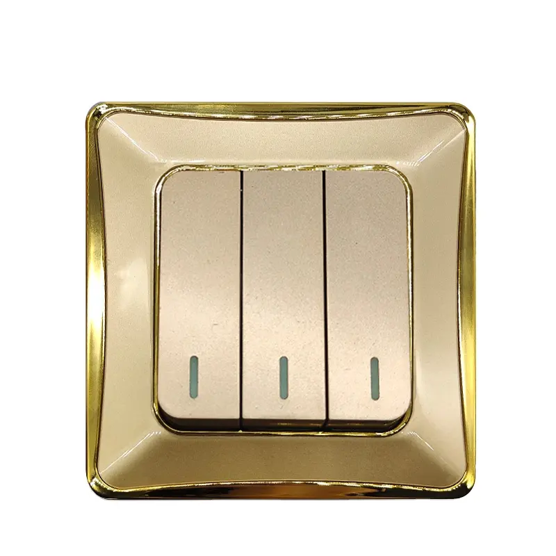مفتاح كهربائي جداري قياسي بريطاني بتصميم حديث يعمل بثلاثة مفاتيح ويتميز بأنه مفتاح إضاءة باتجاه واحد