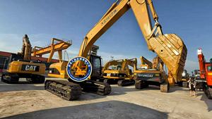 Excavatrice amphibie Caterpillar 320CL d'occasion, idéale pour les zones marécageuses, les zones humides et les rivières, en vente - Product Image 3