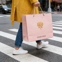Sac en papier personnalisé de luxe avec logo en feuille d'or, mat, gaufré, laminé, grand, moyen, blanc, solide, pour magasin de vêtements, sac de shopping