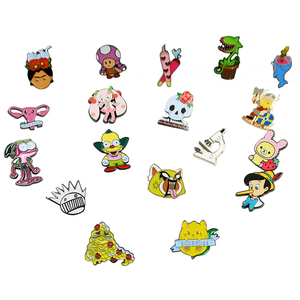 Venta al por mayor de bonitos pines de esmalte, broches de metal personalizados con impresión, pines de solapa de dibujos animados de animales y películas, insignias decorativas para mochilas - Product Image 2