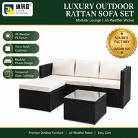 Ensemble de meubles de patio extérieur 4 pièces en rotin PE noir, canapé 3 places, ottoman, table basse en verre, coussin blanc