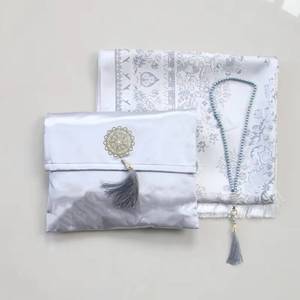 Alfombra de oración musulmana antideslizante de alta gama, hecha de tela con un diseño novedoso, conjunto religioso con 33 cuentas de tasbih y bolsa de satén. - Product Image 1