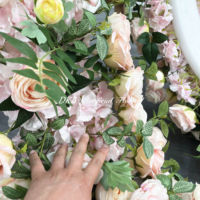 Chemin de table floral artificiel rose en gros pour mariage, chemin de fleurs artificielles pour allée, chemin de fleurs artificielles pour décoration d'événements