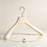 Cintre à vêtements en bois massif de style vintage blanc pour l'affichage des vêtements