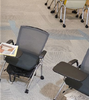 Bureau et chaise d'étudiant pour le choix du primaire au secondaire Chaises d'études universitaires avec étagère