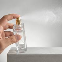 Botol Parfum Kaca Persegi 100ml Elegan Tutup Emas Logo Kustom MOQ Rendah Dapat Diisi Ulang Atomizer Semprot Parfum Grosir Wadah Massal