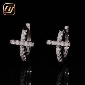 Boucles d'oreilles créoles croisées en argent 925 plaqué rhodium, moissanite taille brillant rond, sertissage à griffes, bijoux religieux unisexe - Product Image 1