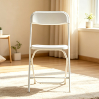 Vente en gros de chaise en plastique blanche pliable légère Garden Party portable pour la location d'événements, les loisirs en plein air