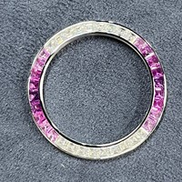 Montre-bracelet mécanique personnalisée OEM avec lunette en moissanite baguette transparente rose-violet à bords dentelés, modèle très demandé