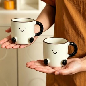 Tazza da Caffè in Ceramica Creativa con Faccina Sorridente, Simpatica Tazza per Bere Acqua con Piccole Piedeformi - Product Image 3