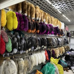 Queue de renard véritable en gros d'usine, 35-45 cm, queue de renard moelleuse, fourrure animale pour accessoires de décoration, queue de renard naturelle en fourrure pour porte-clés - Product Image 1