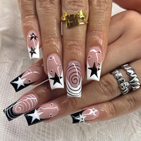 Uñas postizas de moda estilo Y2K con diseño de estrella y remolino, base nude, forma ataúd larga, arte de uñas gráfico en blanco y negro con pequeños detalles de diamantes de imitación.