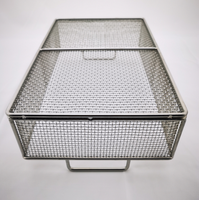 Plateau de rangement rectangulaire en maille d'acier inoxydable 304, durable et flexible, avec poignées latérales, pour l'organisation des armoires de salle de bain et de cuisine