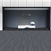 Dalles de moquette modernes rayées lavables 50x50 cm à boucles épaisses et rembourrées pour hôtels et bureaux, faciles à installer