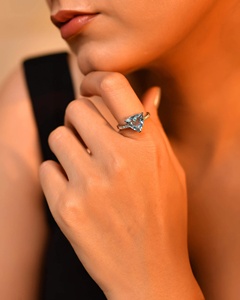 แหวนเงินคลาสสิกประดับพลอยบุษราคัมสีฟ้าสำหรับงานหมั้นงานแต่งงานหรือของขวัญ - Product Image 2