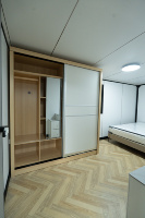Maison conteneur pliable blanche de 40 pieds à double aile, isolée, étanche, préfabriquée, pour dortoir, à déploiement rapide pour chantier