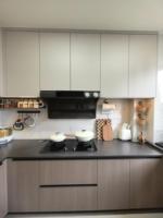 Aparador Moderno sin Tiradores con Estantes Abiertos LED y Cajones, Almacenamiento Gris para Comedor