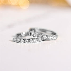 Orecchini a Cerchio E3914 in Oro Bianco con Diamanti Taglio Brillante Rotondo Incastonati a Canale, Gioielli Classici da Donna - Product Image 4