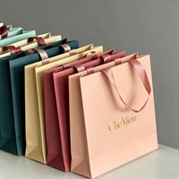 Tas tangan dengan logo sablon putih yang halus dan dapat didaur ulang, pegangan yang diperkuat, sambungan yang kuat, dan daya dukung yang baik untuk parfum dan kosmetik kelas atas.