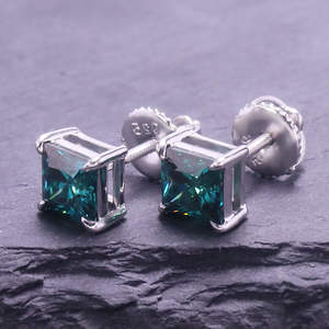 Pendientes de Moissanita Verde Cuadrada de 1 Quilate con Corte Princesa, Plata de Ley y Baño de Oro, Diseño de Racimo Único - Product Image 4
