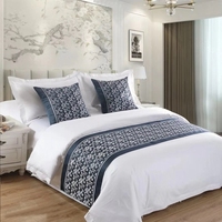 Ensemble de couvre-lit en jacquard floral bleu foncé avec garniture en satin et oreillers pour la décoration de chambre d'hôtel ou d'hébergement familial