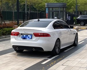 <span class=keywords><strong>Jaguar</strong></span> XEL 2.0T Turbo essence d'occasion, voiture de luxe de taille moyenne, couleur blanche - Product Image 3