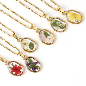 SongYi Gold Edelstahl Blume Trendy unregelmäßige Form getrocknet gepresst Design Anhänger Halskette - Product Image 1