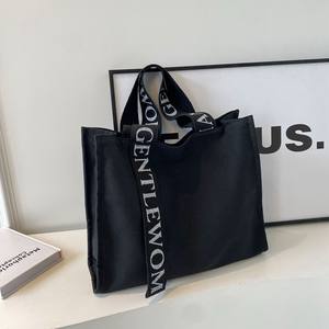 Bolsa de Lona con Correa de Hombro Simple y Estampado Tipográfico, Nueva Moda Casual del Sudeste Asiático 2025, para Otras Actividades - Product Image 3