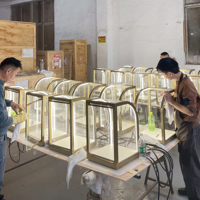 Vitrine de présentation de bijoux haut de gamme en acier inoxydable et verre trempé avec éclairage LED, présentoir sur piédestal moderne et étanche pour magasin