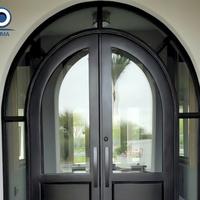 Porte d'entrée double moderne à arche avec fenêtre en transom, cadre noir, verre clair, porte de villa en fer forgé
