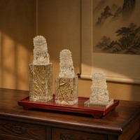 Ensemble de 3 sculptures de lions en cristal personnalisées avec détails dorés, production et finition traditionnelles sur mesure, art fait à la demande