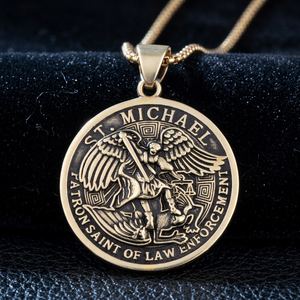 Pendentif en forme de médaille classique en acier inoxydable plaqué or certifié IGI, ange chrétien Saint Michel Archange, pour homme, de la marque yunnique - Product Image 1