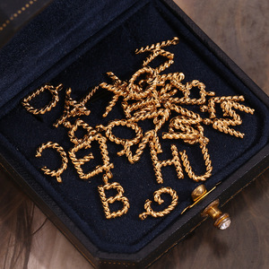 Amuleto de Letra Retorcida |   Colgante con Inicial del Alfabeto en Acero Inoxidable Chapado en Oro PVD de 18K |   Resistente al agua, hipoalergénico y sin deslustre - Product Image 6