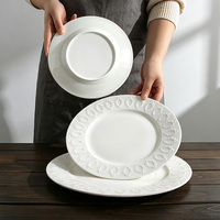 Assiettes de présentation en porcelaine tendre blanche à motif en relief (6,5, 8,5, 10,5 et 12 pouces) pour mariages