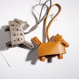 Llavero <span class=keywords><strong>de</strong></span> cuero hecho a mano con diseño <span class=keywords><strong>de</strong></span> caballo <span class=keywords><strong>de</strong></span> guerra, colgante <span class=keywords><strong>de</strong></span> poni con remaches para bolso, adorno colgante para coche con borla y diseño <span class=keywords><strong>de</strong></span> nicho único - Product Image 2