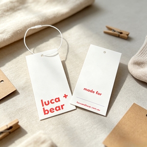 Étiquette suspendue personnalisée en papier blanc avec logo imprimé en couleur, étiquette de vêtement avec cordon pour marque de vêtements - Product Image 1