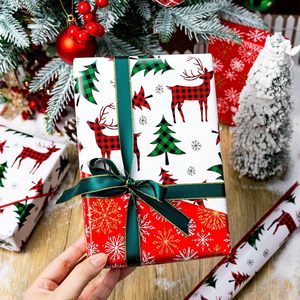 Rollo de papel de regalo navideño reversible de 17 pulgadas x 33 pies con diseño de renos y copos de nieve para regalos, manualidades y embalaje festivo - Product Image 5