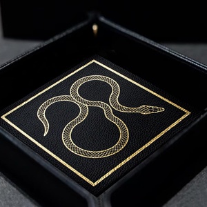 ถาดใส่ของอเนกประสงค์ Boshiho แบบชั้นเดียวสำหรับผู้ชาย ทำจากหนัง ใส่เครื่องประดับ กุญแจ โทรศัพท์ กล่องใส่เหรียญ ของใช้ข้างเตียง สีดำทอง - Product Image 2