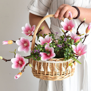 Cesta de princesa con borlas, empaque artesanal, arte floral, cesta de picnic, artesanía de ratán para niña de las flores. - Product Image 1