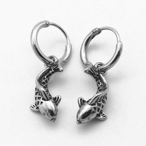 Pendientes de aro con diseño de pez Koi de Yunnique, diseño geométrico de acero de titanio, para uso diario - Product Image 1