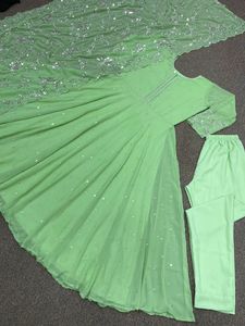 Vente chaude 2023 indien pakistanais mariage porter Net Anarkali costume nuptiale réception porter pleine robe de travail brodée pour l'exportation - Product Image 3