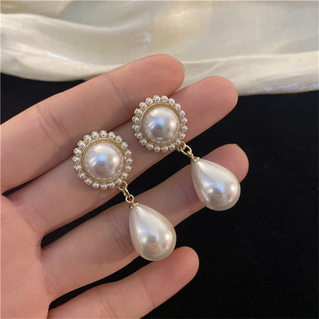 New Retro French Pearl Earrings Rhinestone Lady Exquisite Earrings Creative Design Small Earrings High Quality