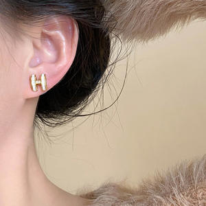 Pendientes de concha de letra H que late el corazón para mujer, latón de moda de gama alta, elegante, versátil, de lujo, accesible, nicho, idioma de flores - Product Image 4