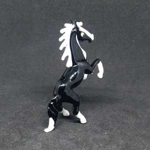 Figurine de cheval en verre artisanal noir et blanc, sculpture d'animal en position de dressage, ornement de décoration intérieure - Product Image 4