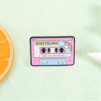 Épinglette en émail personnalisée 'Cassette Mixte d'Émotions' rose, badge métallique rétro musical, épinglette de revers arc-en-ciel, cadeau créatif