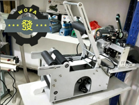 Étiqueteuse de bouteilles rondes portable de bureau semi-automatique MT-50, équipement d'étiquetage précis de 0,5 mm pour l'industrie alimentaire et des boissons