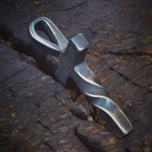 Nuova collana Twist Cross per uomini e donne che indossano regali decorativi 3D squisiti guardiani per i tuoi cari - Product Image 4
